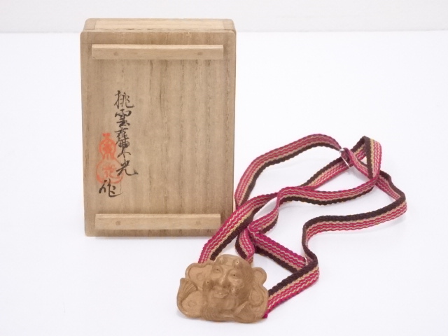 桃雲東光造　木彫不老面帯留